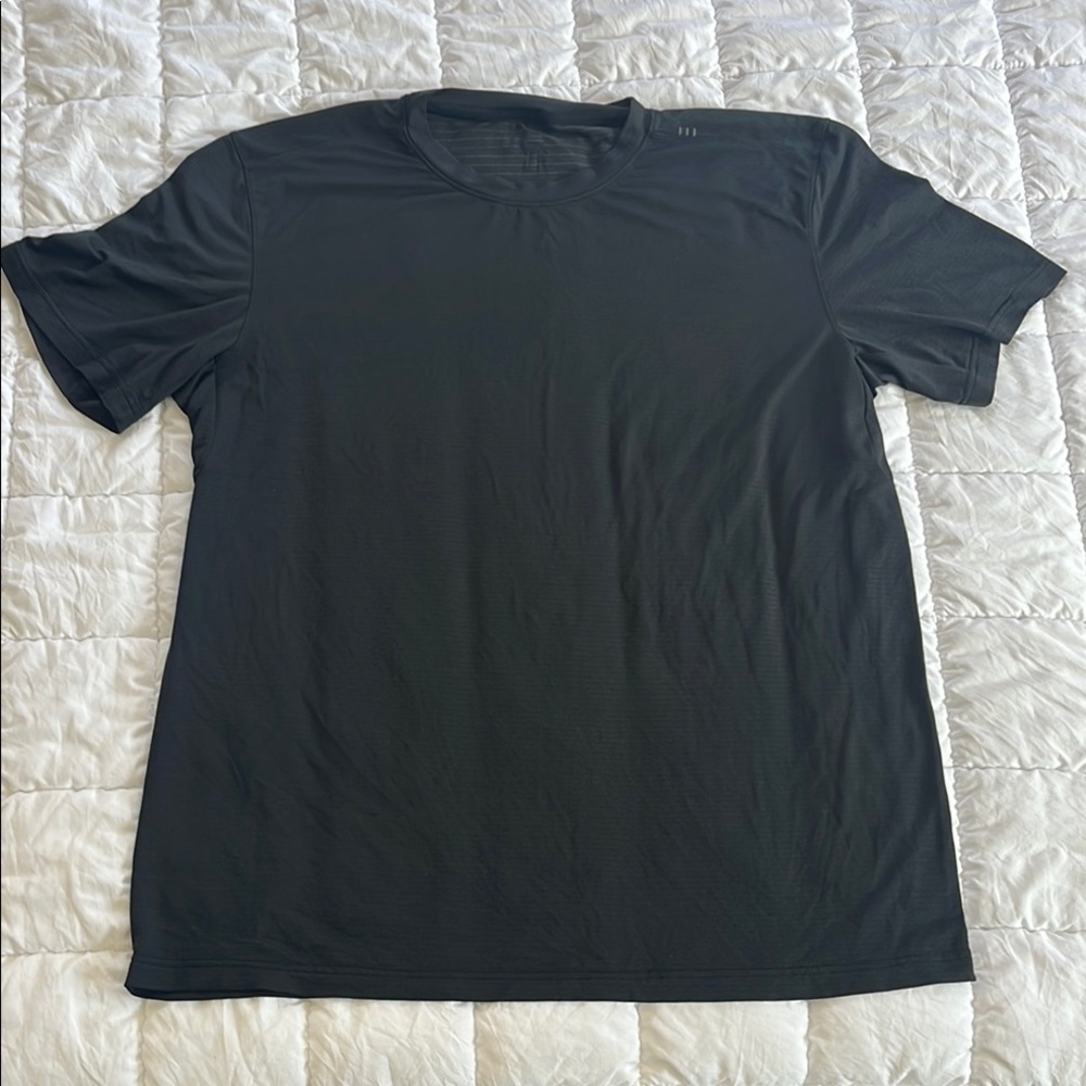 Men’s Lululemon "Better Each Day" Short-Sleeve Shirt - size XL (see photos)